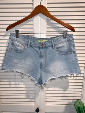 Paradise Light Wash Denim Frayed Hem Jean Shorts size 31 Women’s